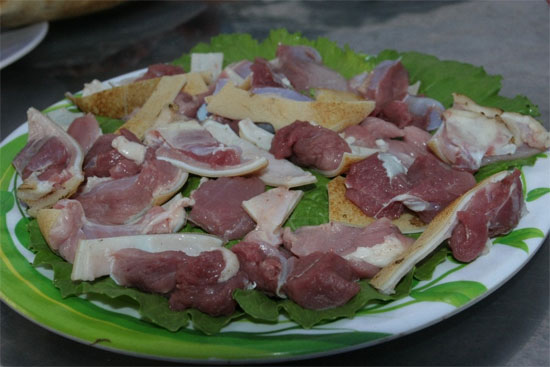 Thịt dê tươi ngon có màu đỏ, sáng bóng, thớ thịt đều và chắc, sờ thấy mềm  mịn, có tính đàn hồi và không dính tay, không có mùi lạ